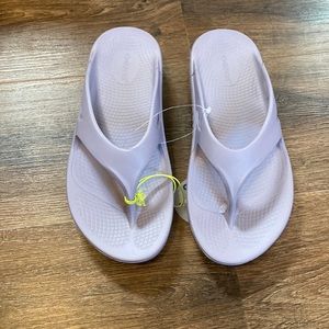 OOFOS super comfy purple flip flops with padding. Size 7 in Mens and 9 in Womens